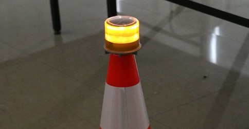 Solar flashing led light sur cone